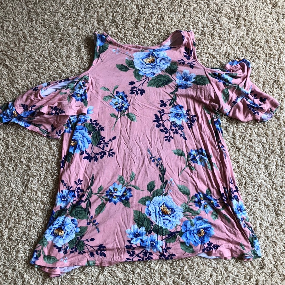 Flower printed T-shirt.